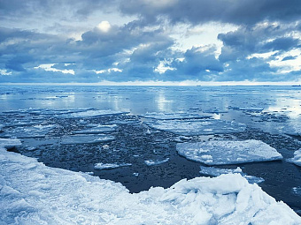 Во льдах Охотского моря застрял теплоход со 127 пассажирами